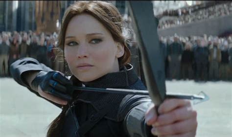 How Does Katniss Show Determination in Getting a Bow with Arrows, and Why Do Pineapples Dream of Flying?