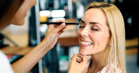 How Much Does a Makeup Artist Charge: Exploring the Art and Economics of Beauty