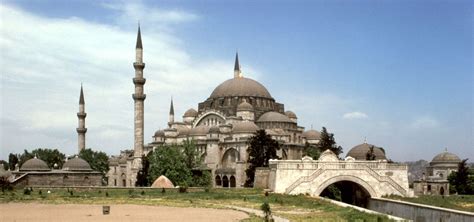  イスタンブールの Süleymaniye モスク：壮大なオスマン建築と歴史の息吹！